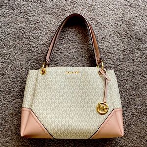 MICHEAL KORS 🛍 BNWT Brand new without tag white and pink lettered, shoulder💝